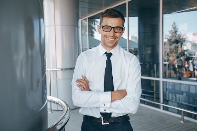 faccia casuale uomo responsabile della comunicazione