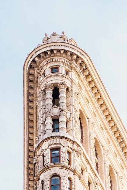 Facciata del vecchio edificio con sculture