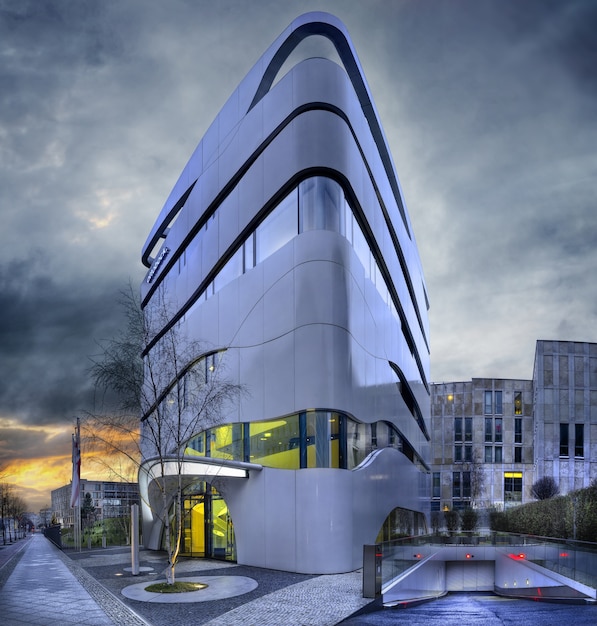 Facciata di un edificio moderno con finestre geometriche e pareti curve