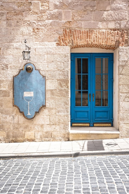 Facciata di un vecchio edificio con porte blu