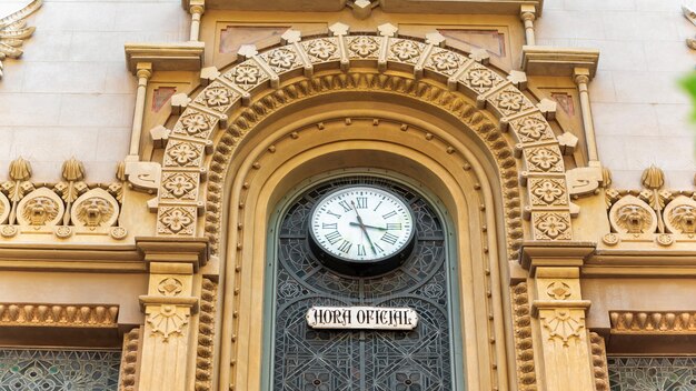 Facciata di un vecchio edificio. Orologio, segno. Barcellona, Spagna