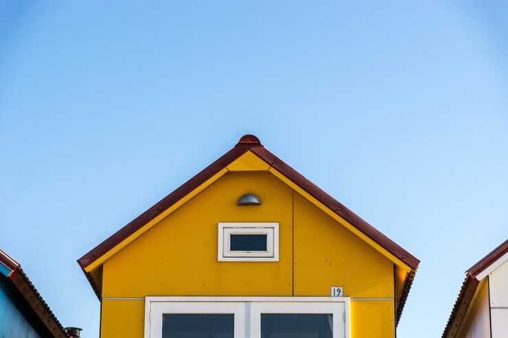 Foto gratuito facciata gialla di una piccola casa al camping de nolle vlissingen nei paesi bassi
