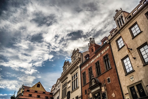 Facciate di edificio barocco nella Piazza della Città Vecchia di Praga