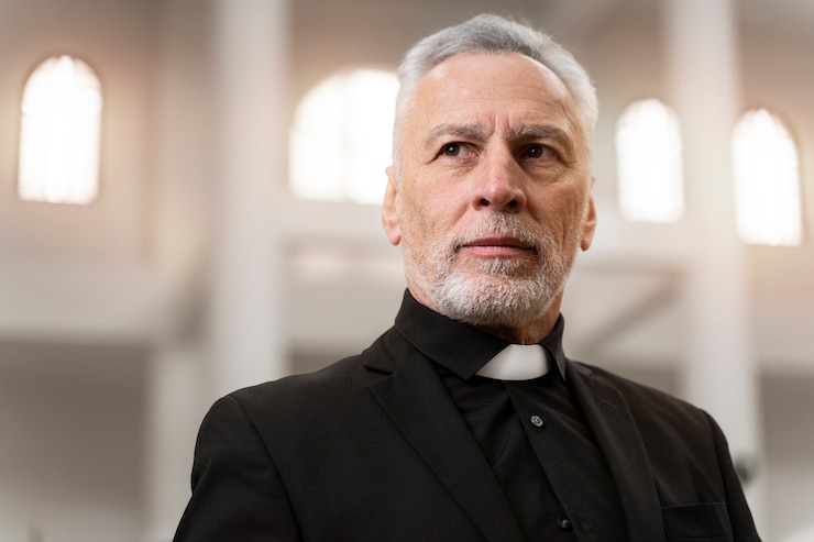 Foto gratuito faccina anziano sacerdote in chiesa con il costume
