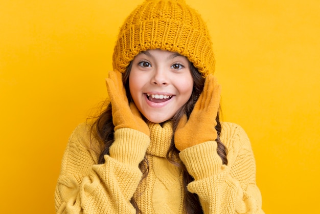 Faccina bambina che indossa abbigliamento invernale