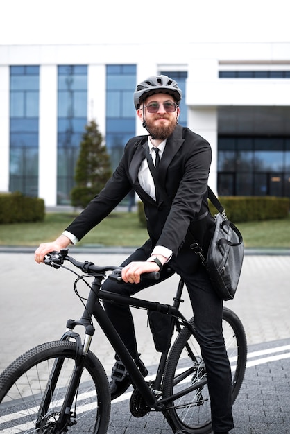 Faccina che va a lavorare in bicicletta a tutto campo