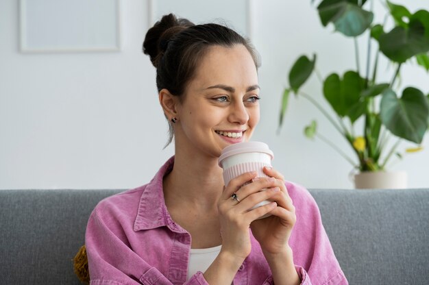 Faccina di tiro medio donna con una tazza di caffè