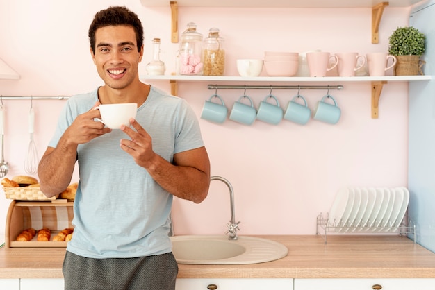 Faccina di tiro medio uomo con una tazza di caffè