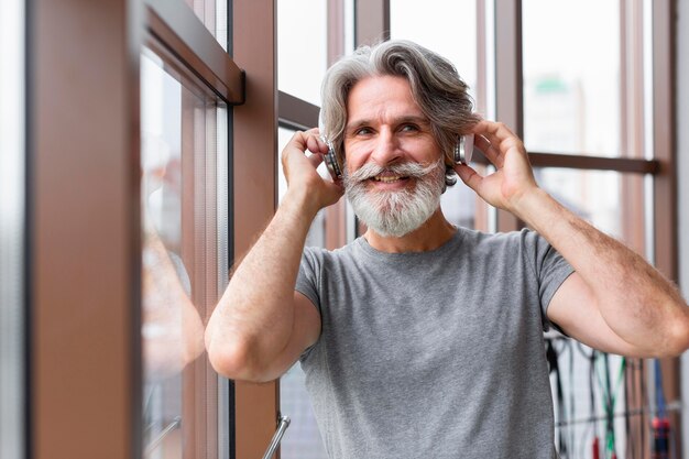 Faccina di tiro medio uomo in palestra