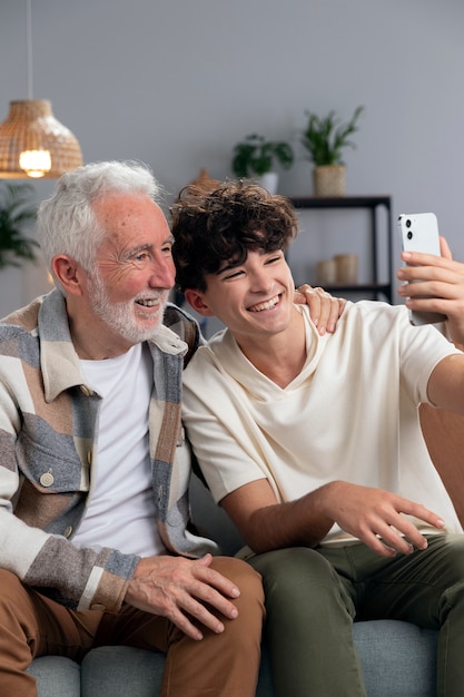 Faccina e ragazzo che prendono selfie a scatto medio