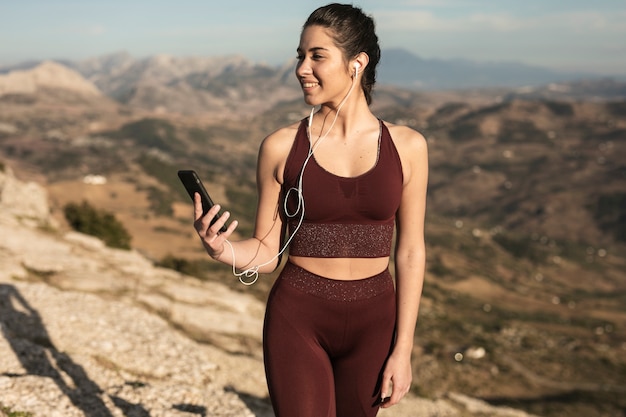 Faccina giovane donna in abbigliamento sportivo