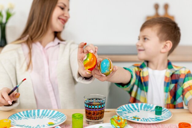 Faccina mamma e figlio, mostrando le loro uova dipinte