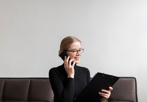 Faccina moderna donna parla al telefono