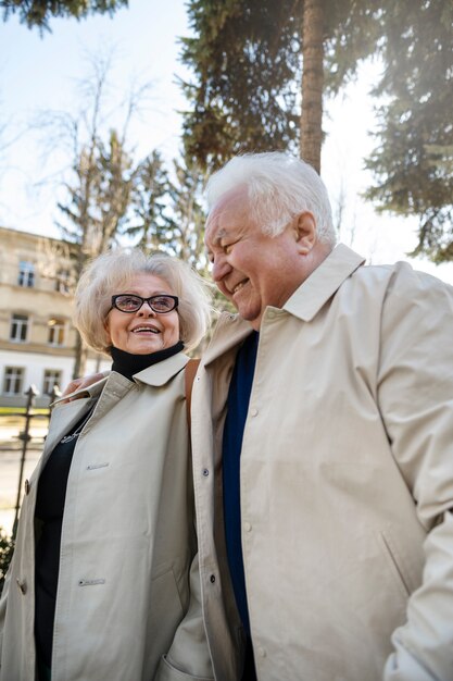 Faccina senior che si tiene per mano colpo medio