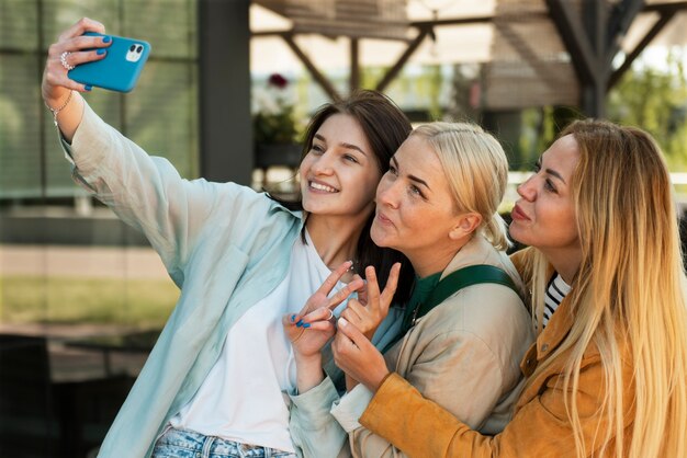 Faccina sorridente che si fa selfie inquadratura media