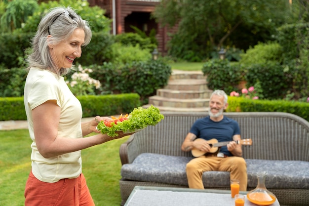 Faccina sorridente con insalata di piano medio