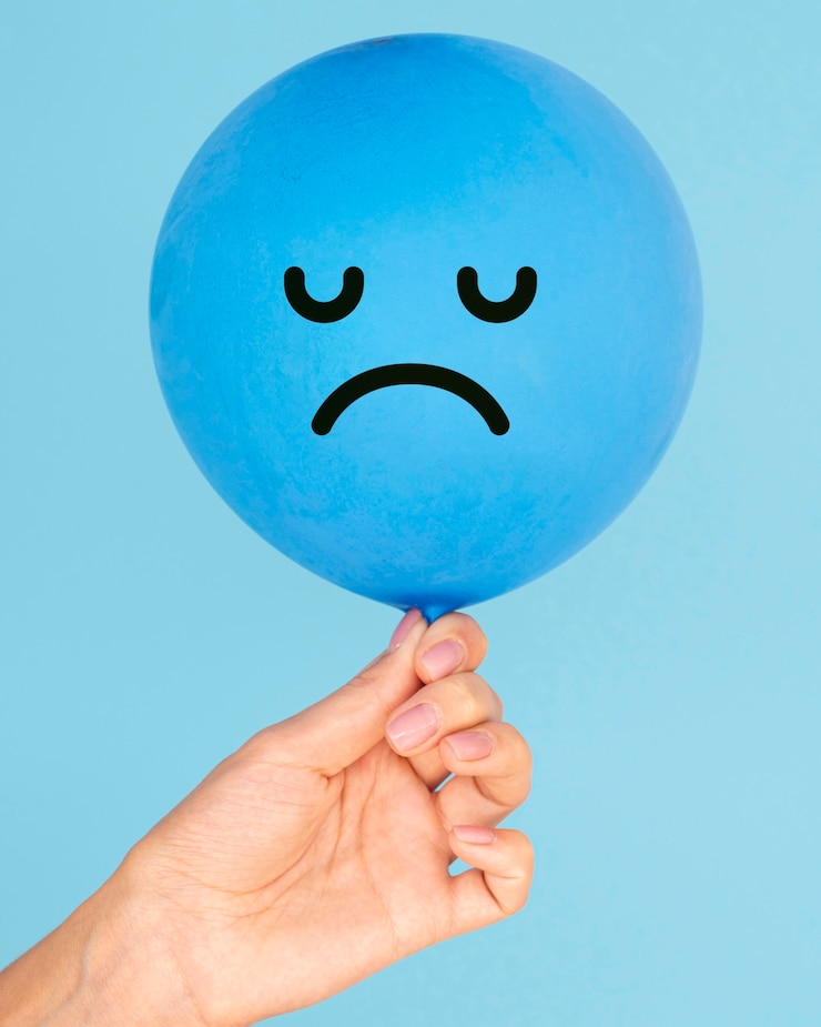 Foto gratuito faccina triste sul palloncino sul concetto di lunedì blu