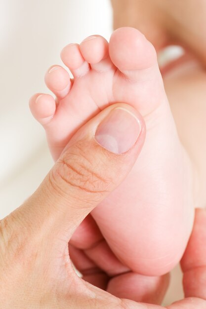facendo il massaggio del piede del bambino