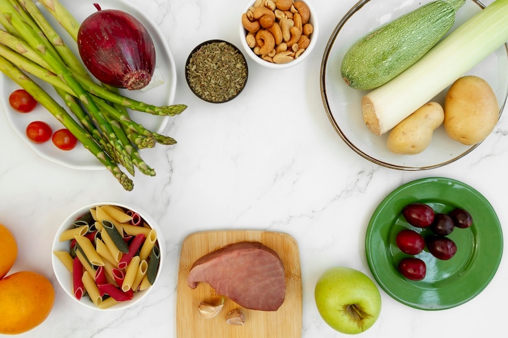 Foto gratuito facile assortimento di alimenti dietetici flessibili