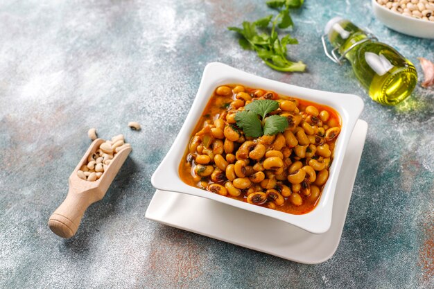 Fagioli dagli occhi neri curry, cucina indiana.