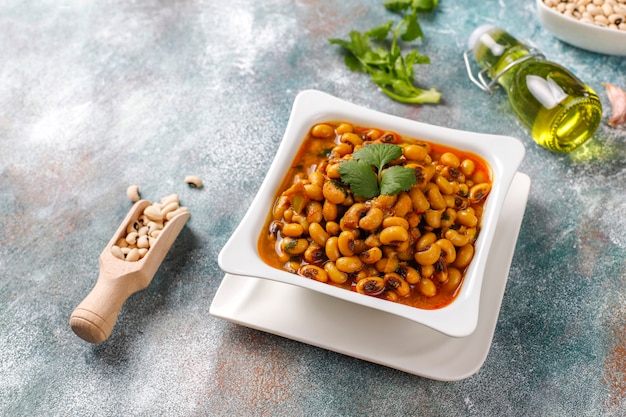 Fagioli dagli occhi neri curry, cucina indiana.