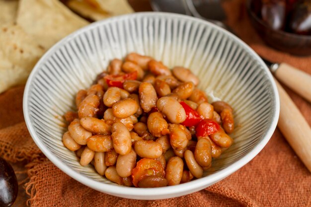 Fagioli di peperoncino rosso di alto angolo in ciotola