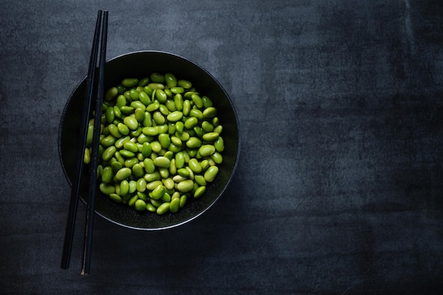 Fagioli edamame in una ciotola su oscurità