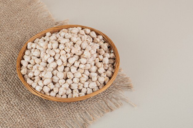 Fagioli in un vassoio di cibo su cemento.