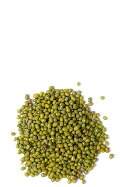 Fagioli mung isolati su sfondo bianco