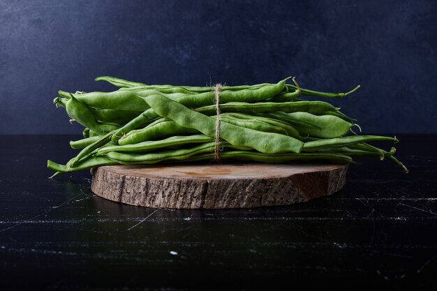 Fagioli verdi sul nero