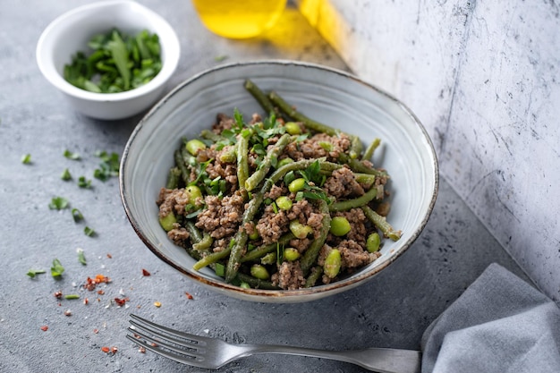 Fagiolini con carne macinata in ciotola