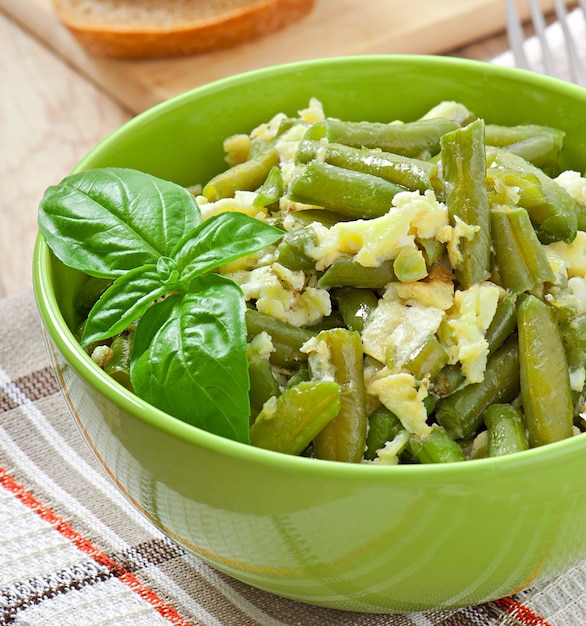 Fagiolini verdi con le uova in ciotola.