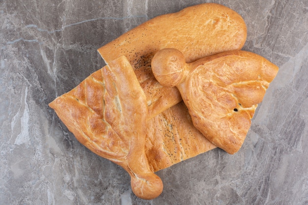 Fagottino di pane tandoori tagliato a metà su marmo.