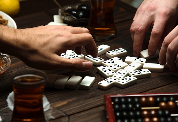 Fai festa a domino davanti a una tazza di tè caldo