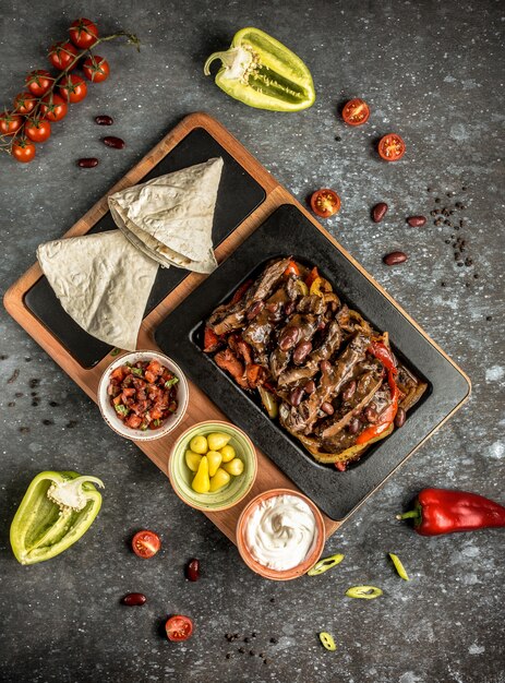 Fajitas di carne con lavash sul tavolo