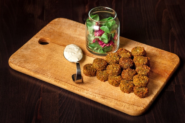 Falafel vegetariano fresco con salsa, fuoco selettivo