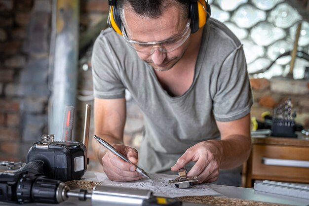 Falegname nel processo di lavoro, misurazioni, precisione di perforazione.