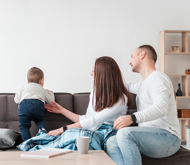 Famiglia a casa con il bambino