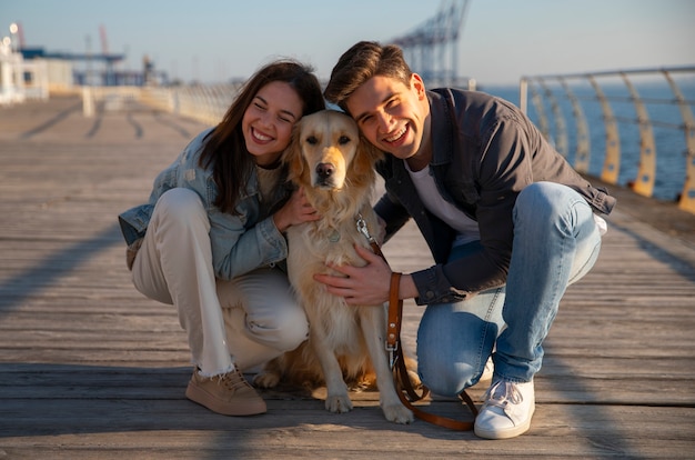 Famiglia a figura intera che va in giro su un molo