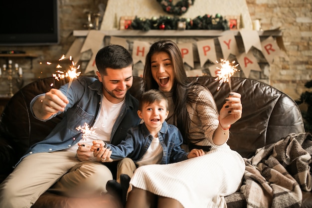 Famiglia a Natale con luci bengala