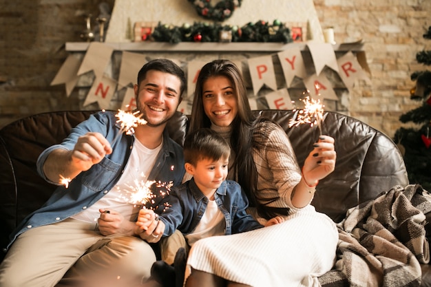 Famiglia a Natale con luci bengala