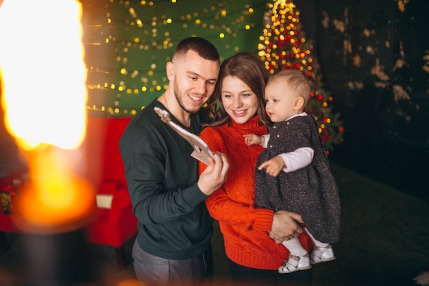 Famiglia a Natale dall&#39;albero di Natale