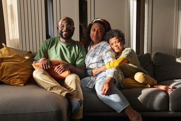 Famiglia a tutto campo che trascorre del tempo insieme