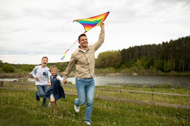 Famiglia a tutto campo con aquilone colorato