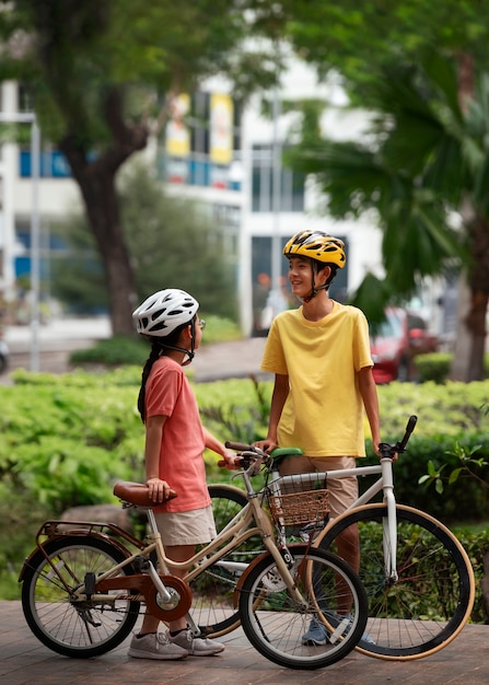 Famiglia a tutto campo in bicicletta all'aperto