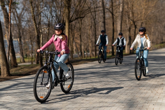 Famiglia a tutto campo in bicicletta insieme