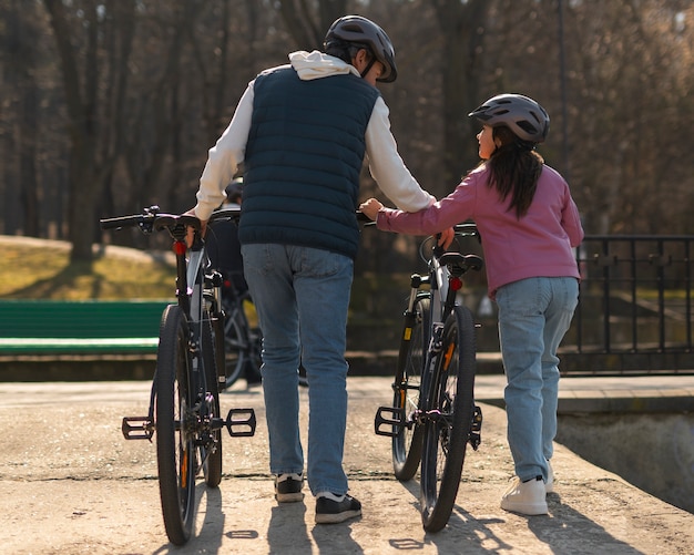 Famiglia a tutto campo in bicicletta insieme