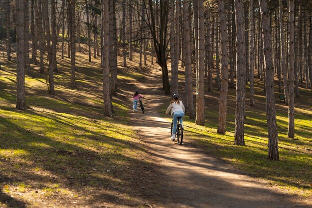 Famiglia a tutto campo in bicicletta insieme