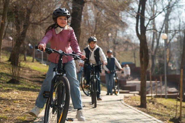 Famiglia a tutto campo in bicicletta insieme