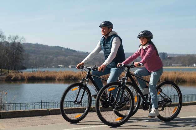 Famiglia a tutto campo in bicicletta insieme